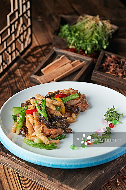 彩椒芥蓝松蘑炒里脊丝图片素材