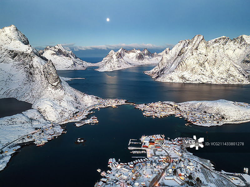 白雪皑皑的群山下映衬的罗弗敦群岛图片素材