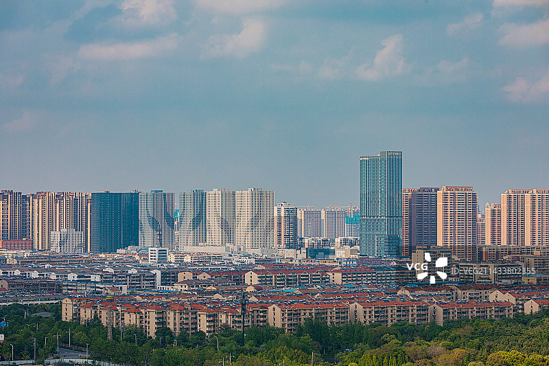 阳光明媚，蓝天白云下的城市，铜山区的地标，高空航拍鸟瞰。图片素材