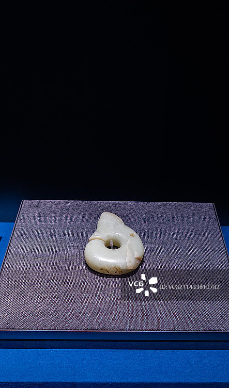 新石器时期玉猪龙图片素材