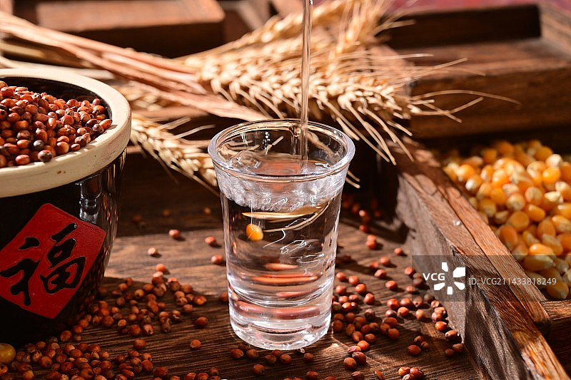 中式传统饮品纯粮白酒倒酒酒花图片素材