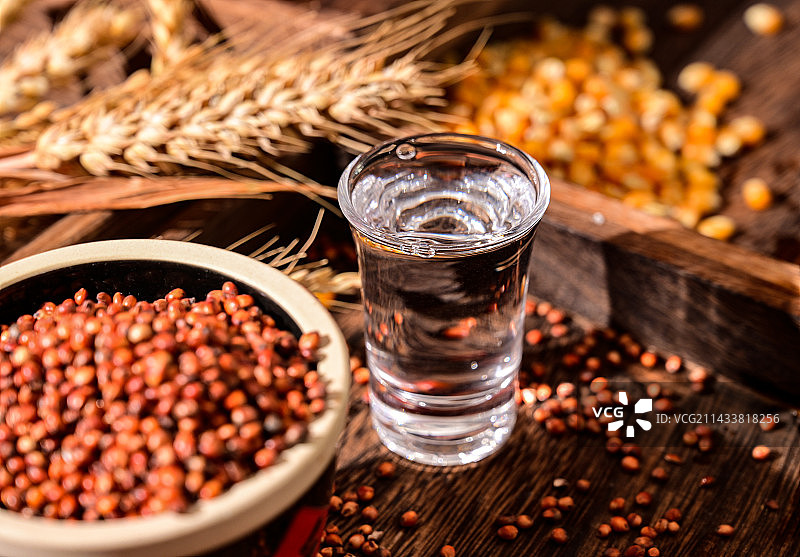 中式传统饮品纯粮白酒倒酒酒花图片素材