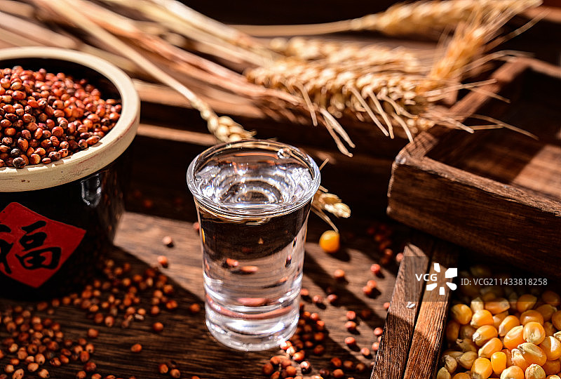 中式传统饮品纯粮白酒倒酒酒花图片素材