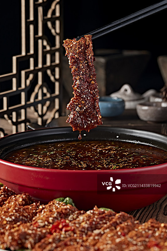 香辣老坛酸菜锅底涮重庆麻辣牛肉片图片素材