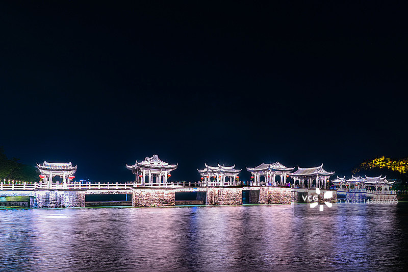 中国广东省潮州市广济桥夜景图片素材
