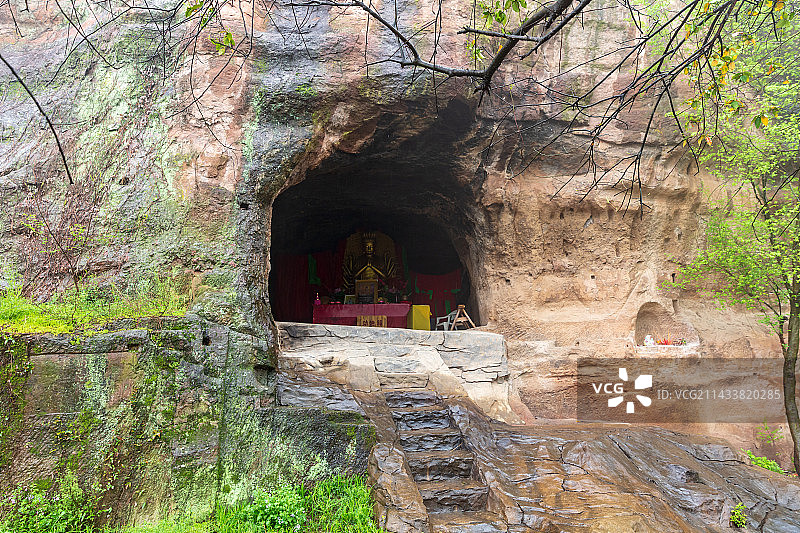 枞阳浮山国家地质公园悬崖洞穴中摆放的神尊图片素材