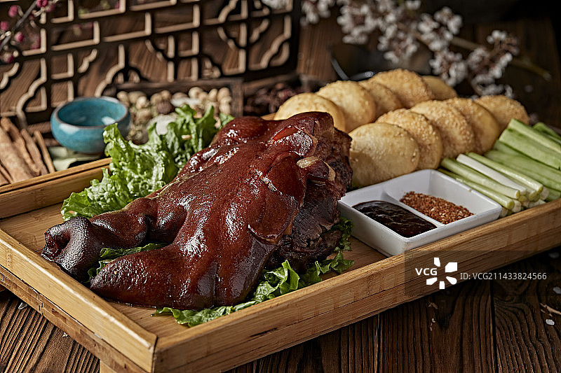 半只烟熏卤味猪脸（猪头肉）配锅盔蘸酱菜图片素材