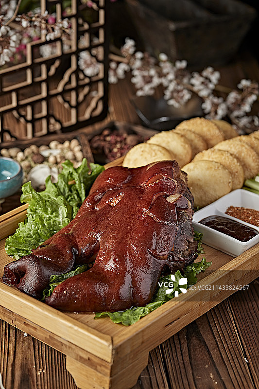 半只烟熏卤味猪脸（猪头肉）配锅盔蘸酱菜图片素材