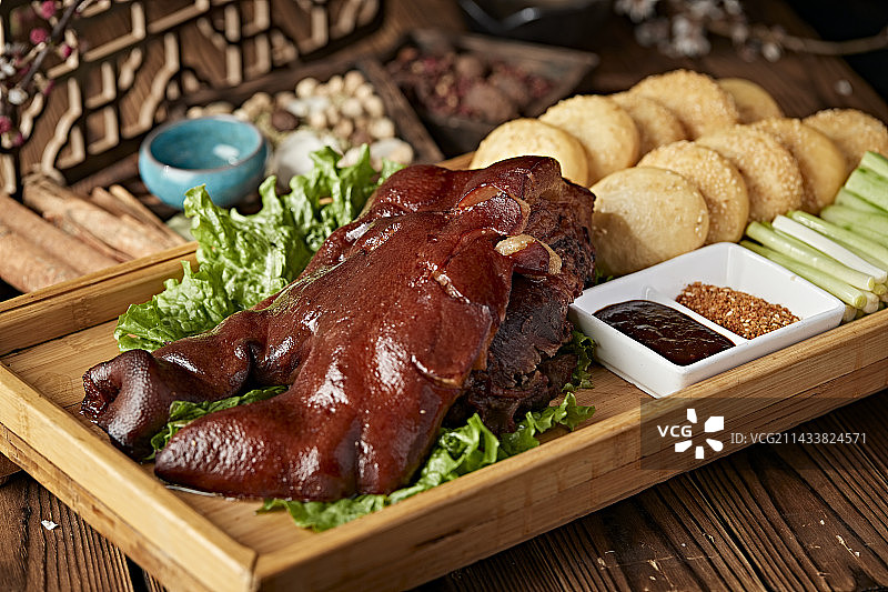 半只烟熏卤味猪脸（猪头肉）配锅盔蘸酱菜图片素材