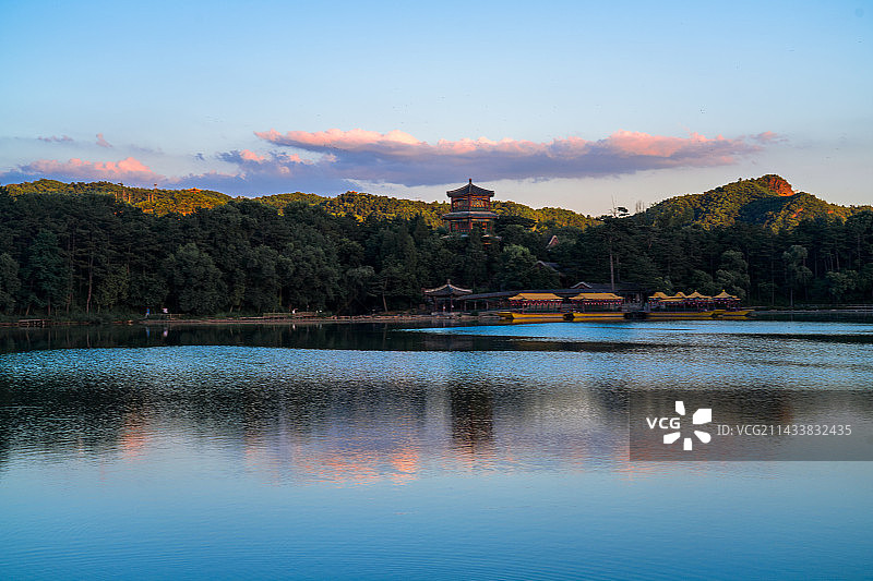 河北承德避暑山庄夏季烟雨楼日落图片素材