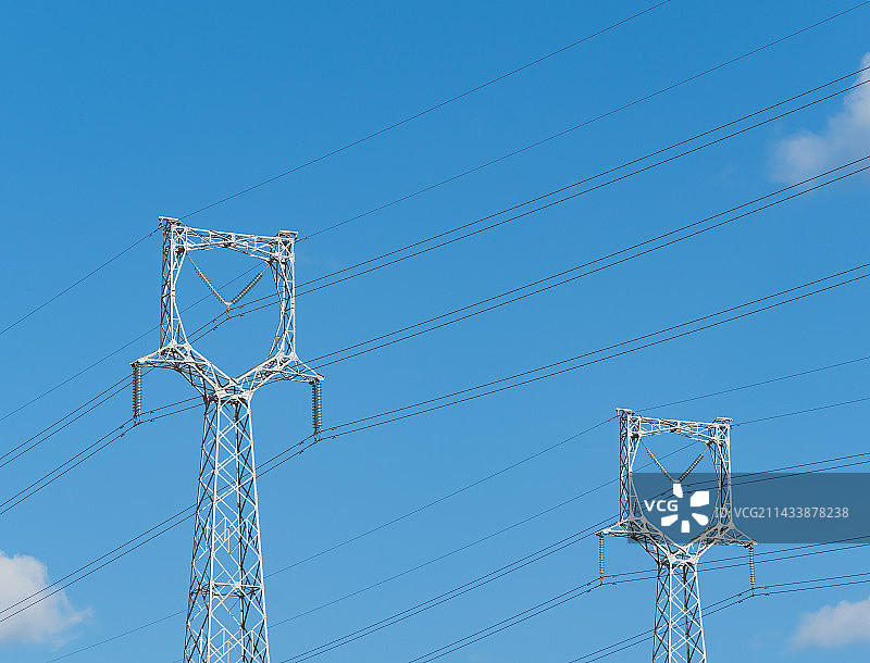 蓝天下电力铁塔的低角度视图图片素材