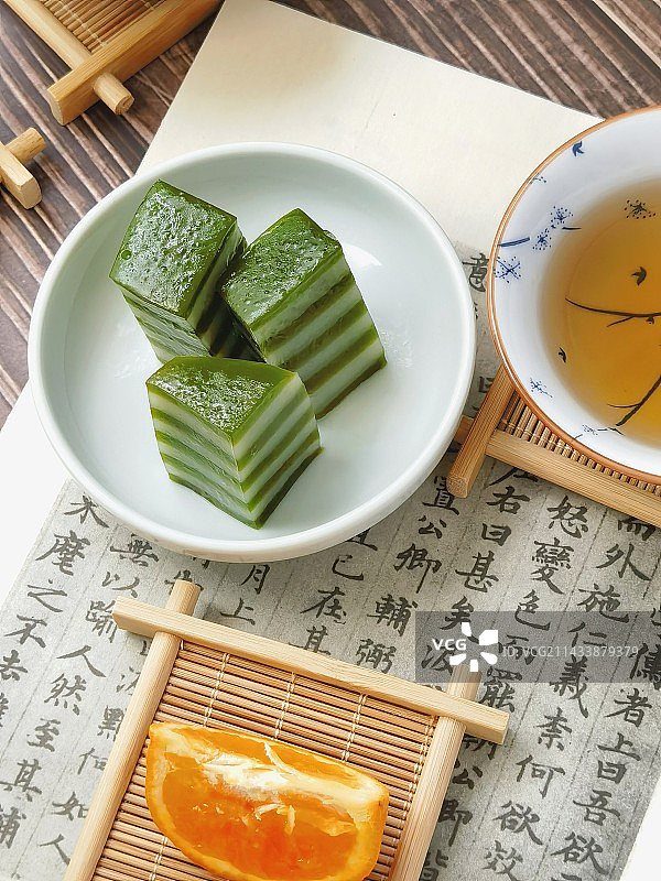 闲暇时光-品尝东南亚美食娘惹糕图片素材