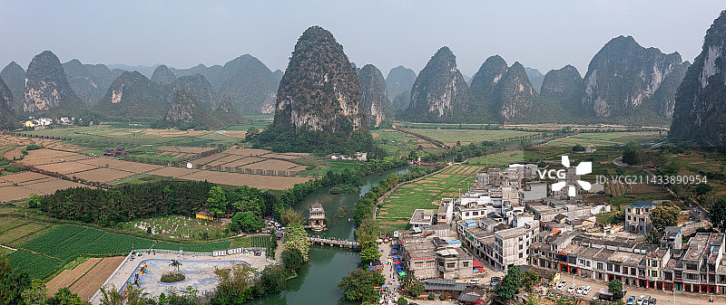 2023年4月21日，广西靖西市旧州古镇文昌阁附近，人们正在迎来“三月三”节庆。图片素材