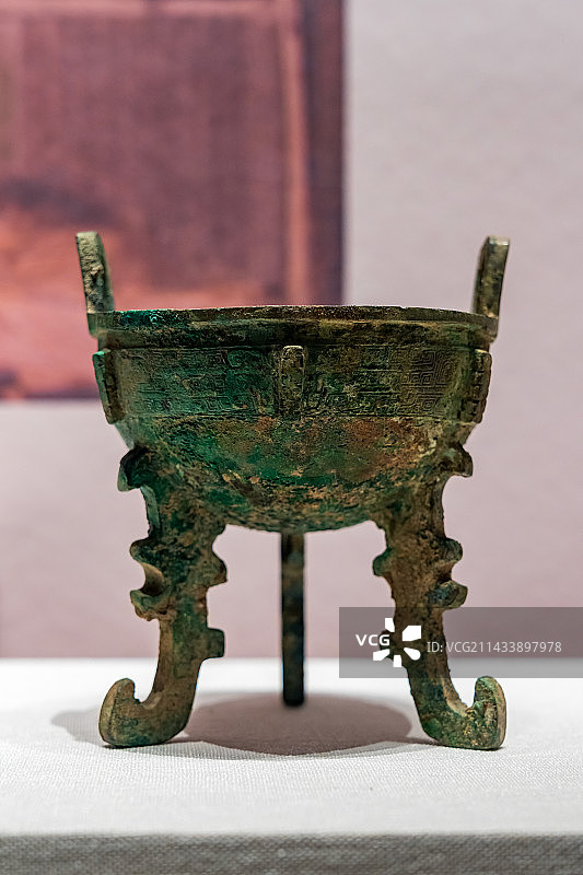 1983年河南安阳殷墟戚家庄东M269出土，安阳市考古所藏——兽面纹扁足铜鼎（商代晚期）图片素材