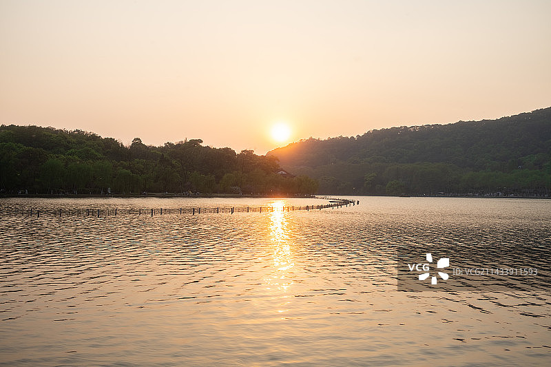 杭州西湖北山街孤山公园水面日落图片素材