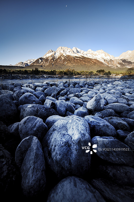 玉龙雪山蓝天映衬下的岩石景观图片素材