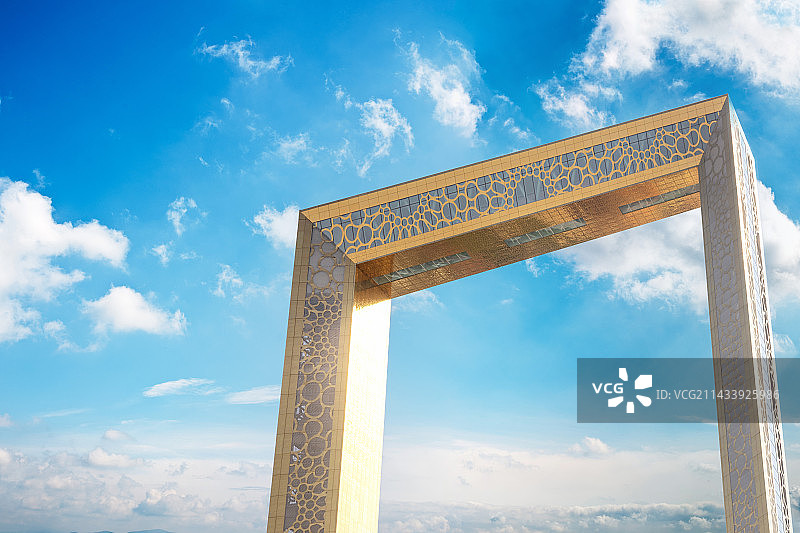 迪拜著名地标纯黄金打造的“迪拜之框”，位于扎比尔公园内图片素材