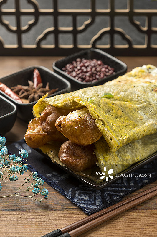 天津特写小吃煎饼果子摆放在木桌面上图片素材