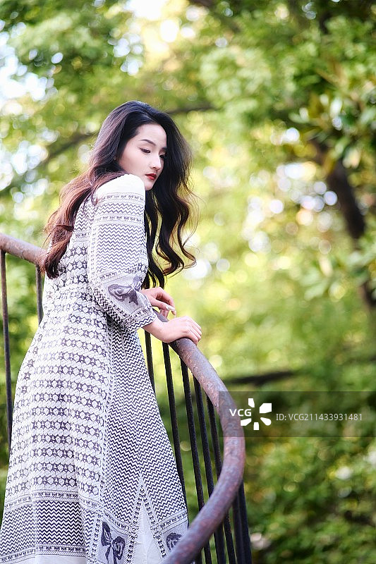 年轻女人的肖像图片素材