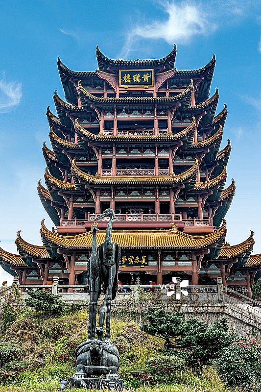 蓝天白晴空万里背景下的湖北武汉武昌黄鹤楼建筑景观特写镜头与楼前的黄鹤铜雕塑图片素材