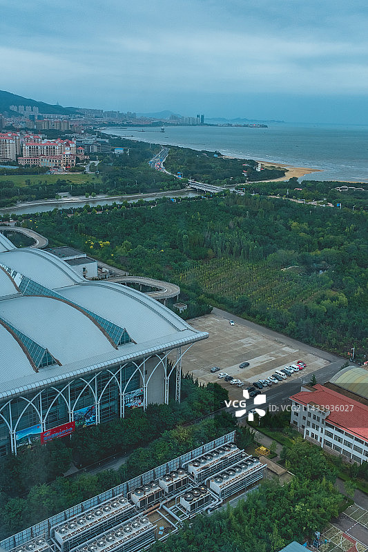 烟台皇冠假日酒店窗户看出去的海滩图片素材