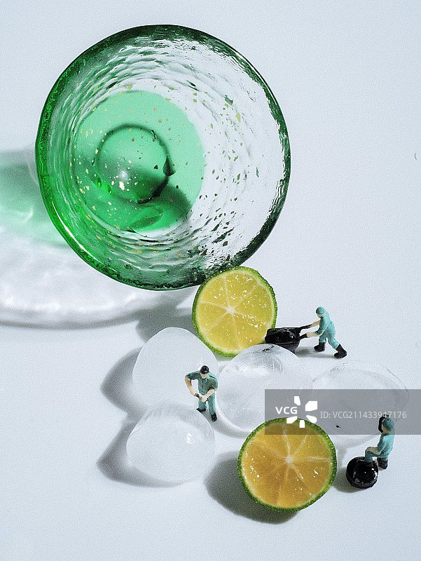 清酒杯的幻想世界｜创意微缩静物摄影图片素材