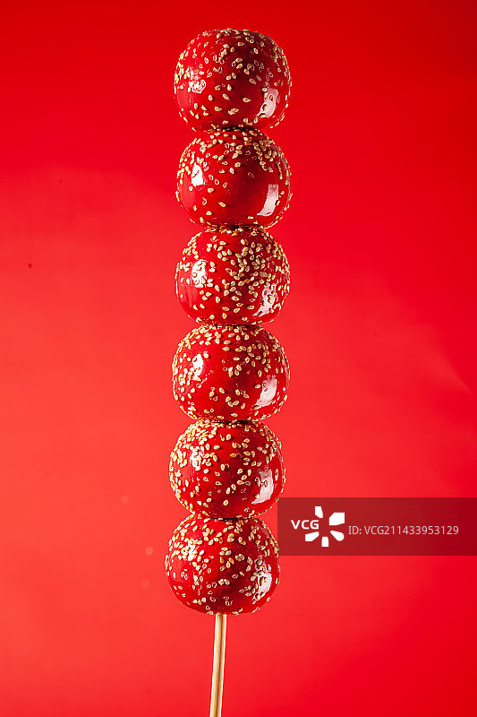 红色背景上的糖葫芦图片素材