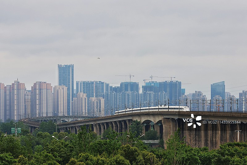 中国高速铁路驶向城市天际线风光图片素材