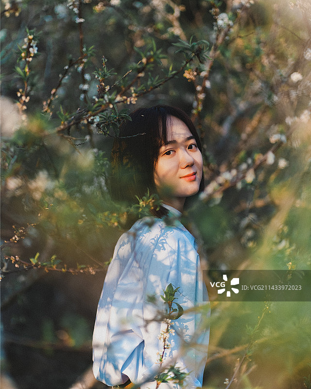 树林里的短发女生半身像图片素材