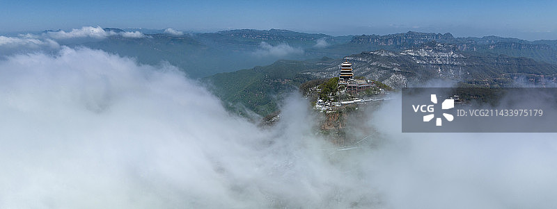王屋山主峰海波最高点的天坛极顶，海拔1715米，可以遍览群山，看云海翻滚。图片素材