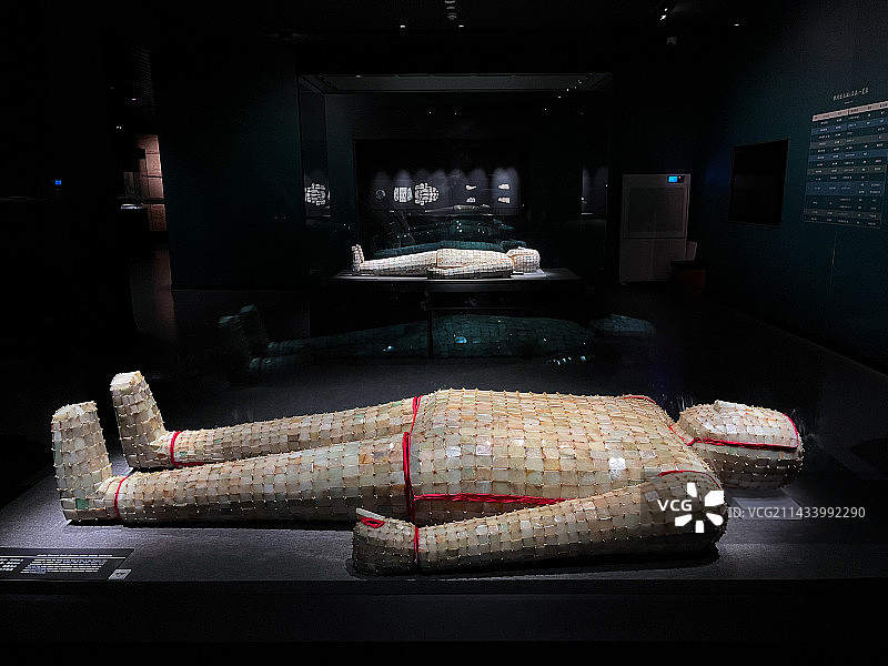 金缕玉衣，侧向全景图，徐州博物馆藏，1995年狮子山西汉楚王陵出土图片素材