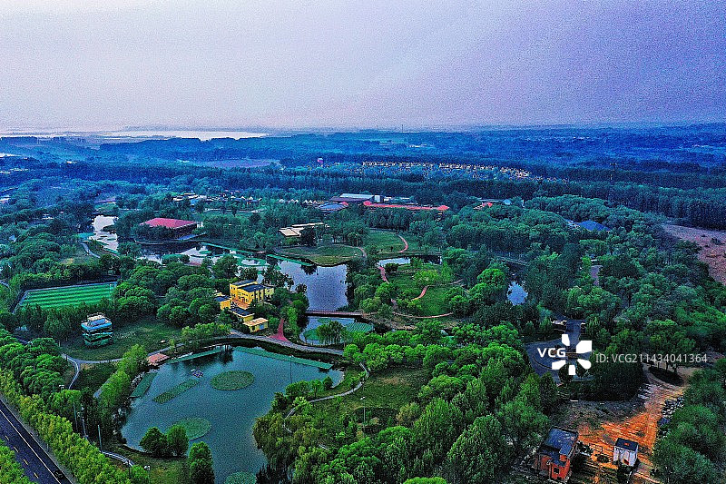 雄安新区，北方小江南湿润含硒矿泉神泉秀水；储量达100亿吨，温度达80℃以上。 （温泉城）图片素材