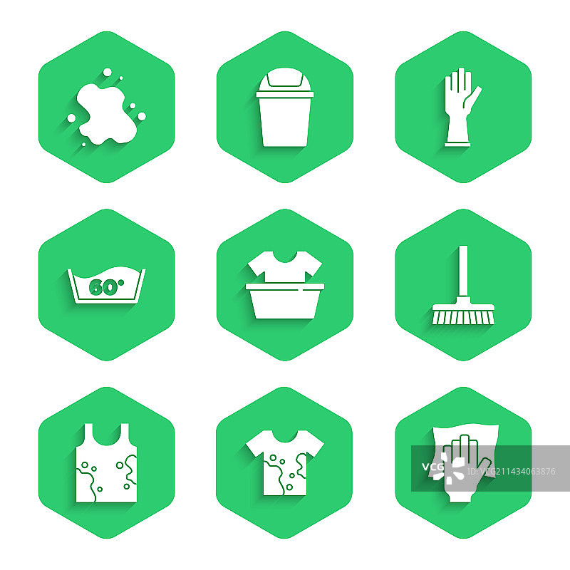 盆、衬衫、脏T恤和清洁用品套装图片素材