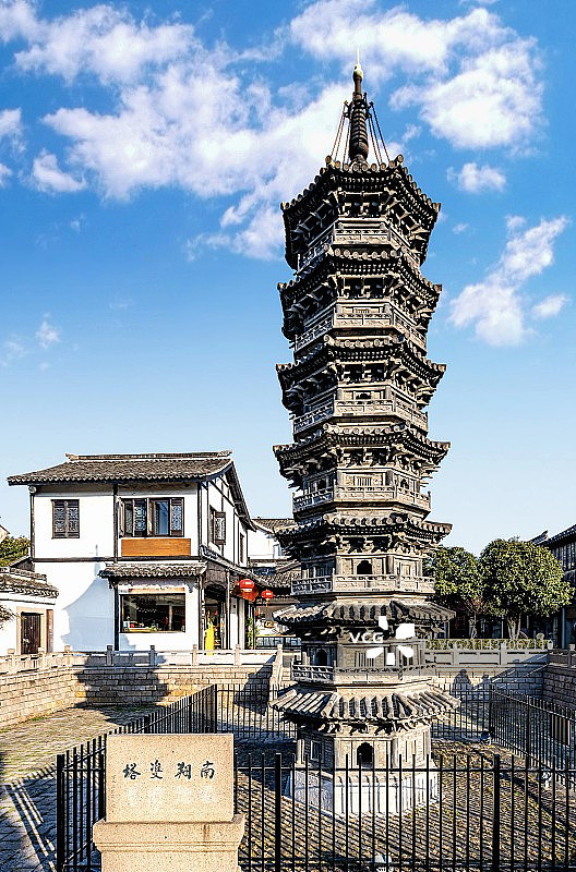 春日清晨纯净蓝天白云背景下的上海嘉定南翔老街南翔砖塔建筑景观图片素材
