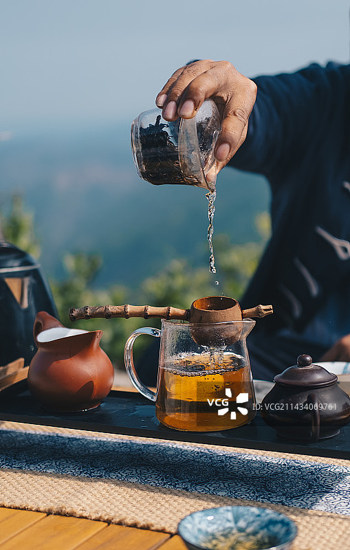 贵州省黔西南布依族苗族自治州望谟县打易镇圣境峰，这里出产独特的紫茶。一位游客正在冲泡紫茶。图片素材