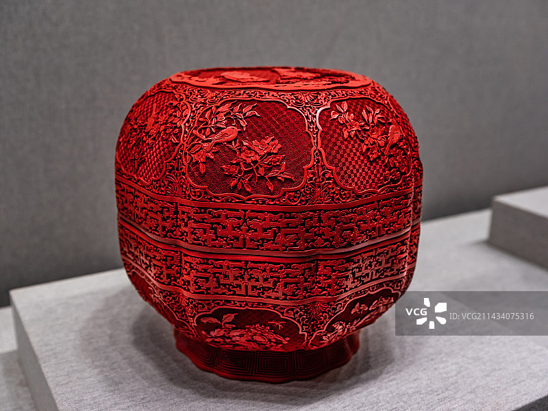 中画幅拍摄的北京中国工艺美术馆的工艺品图片素材