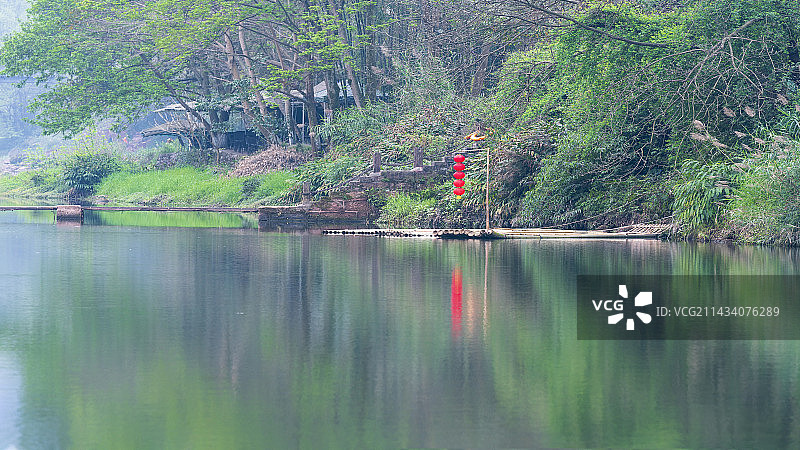 野渡无人舟自横 有800年历史的四川柳江古镇，那里临河栈道，悠水码头，渡河竹筏都默默地诉说着岁月静好图片素材