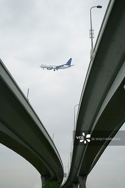 穿越高架匝道的民航客机图片素材