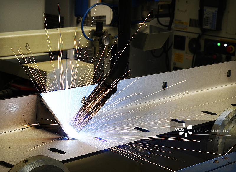 焊接机器人在进行焊接作业图片素材