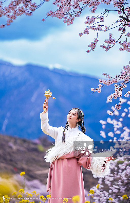西藏林芝嘎啦桃花村人像摄影图片素材