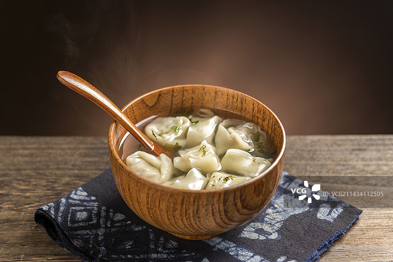 一碗馄饨云吞摆放在桌面上特写图片素材