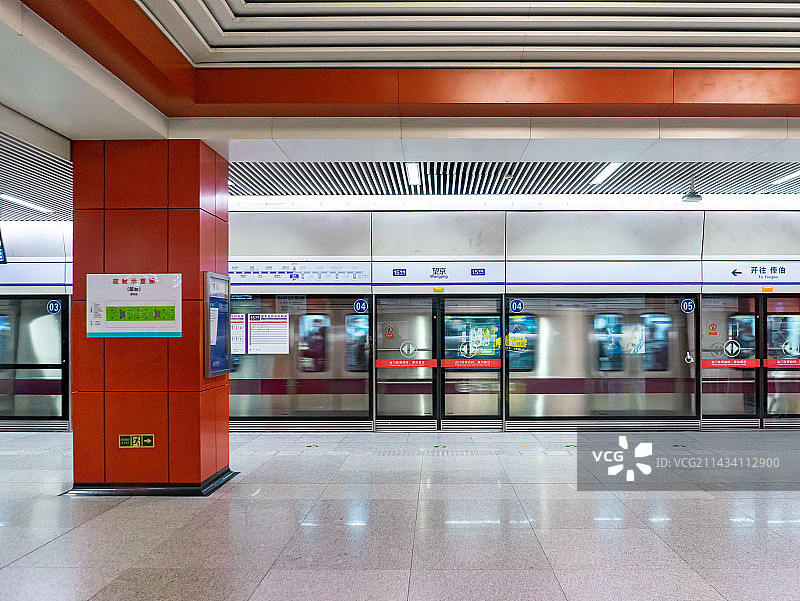 中国城市交通拍摄主题，国内地铁交通公共设施，打开的地铁大门，室内白昼无人图像摄影图片素材