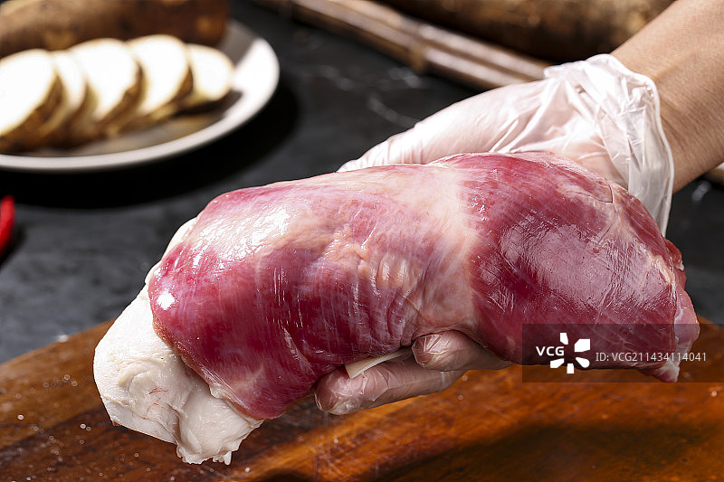 深底上的新鲜羊肉图片素材