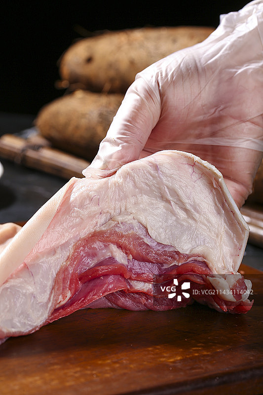 深底上的新鲜羊肉图片素材