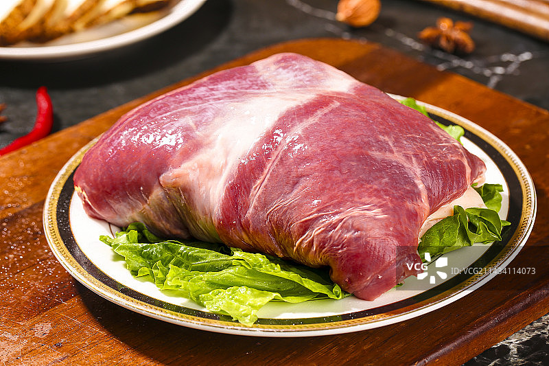 深底上的新鲜羊肉图片素材