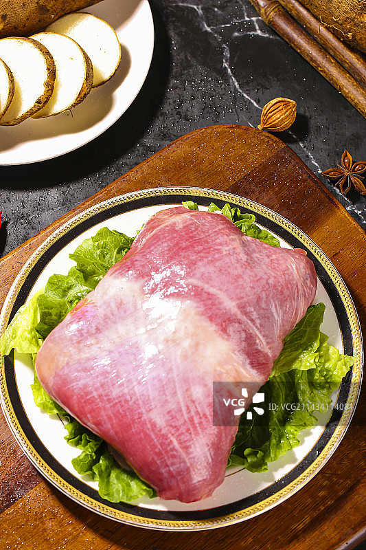 深底上的新鲜羊肉图片素材