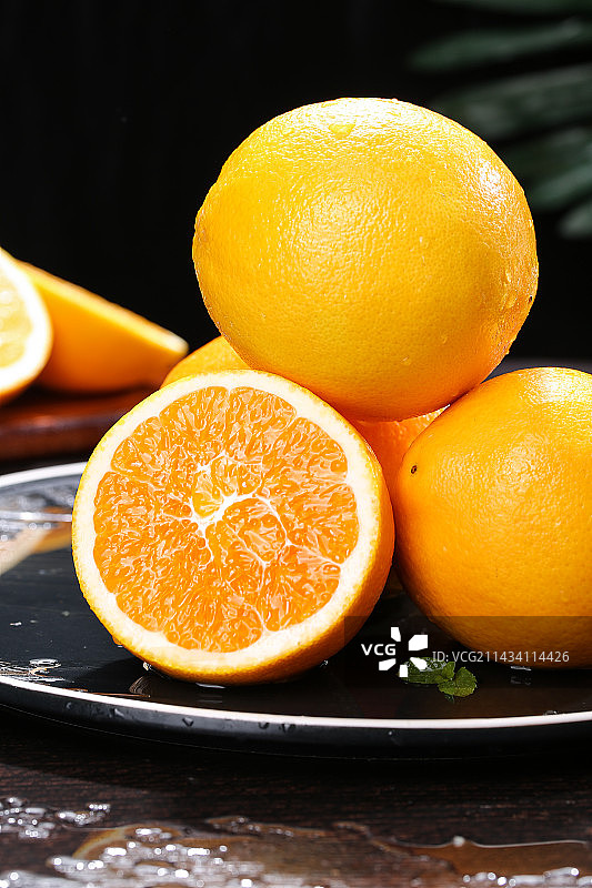 深底上的新鲜橙子图片素材