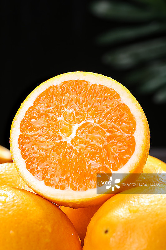 深底上的新鲜橙子图片素材