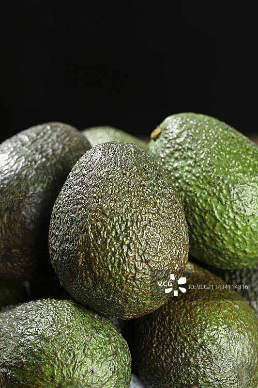 木底上放着牛油果图片素材