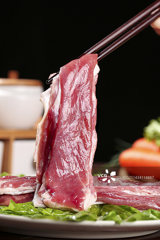 木底上的新鲜羊肉图片素材